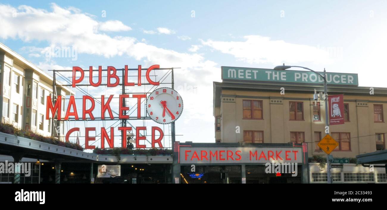SEATTLE, WASHINGTON, USA - 7. SEPTEMBER 2015: Neonschilder an der Außenseite des Hechtplatzmarktes in seattle Stockfoto