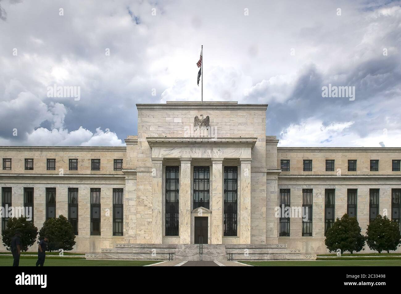 Sturmwolken hinter der Außenseite des Bundesreserve-Gebäudes Stockfoto