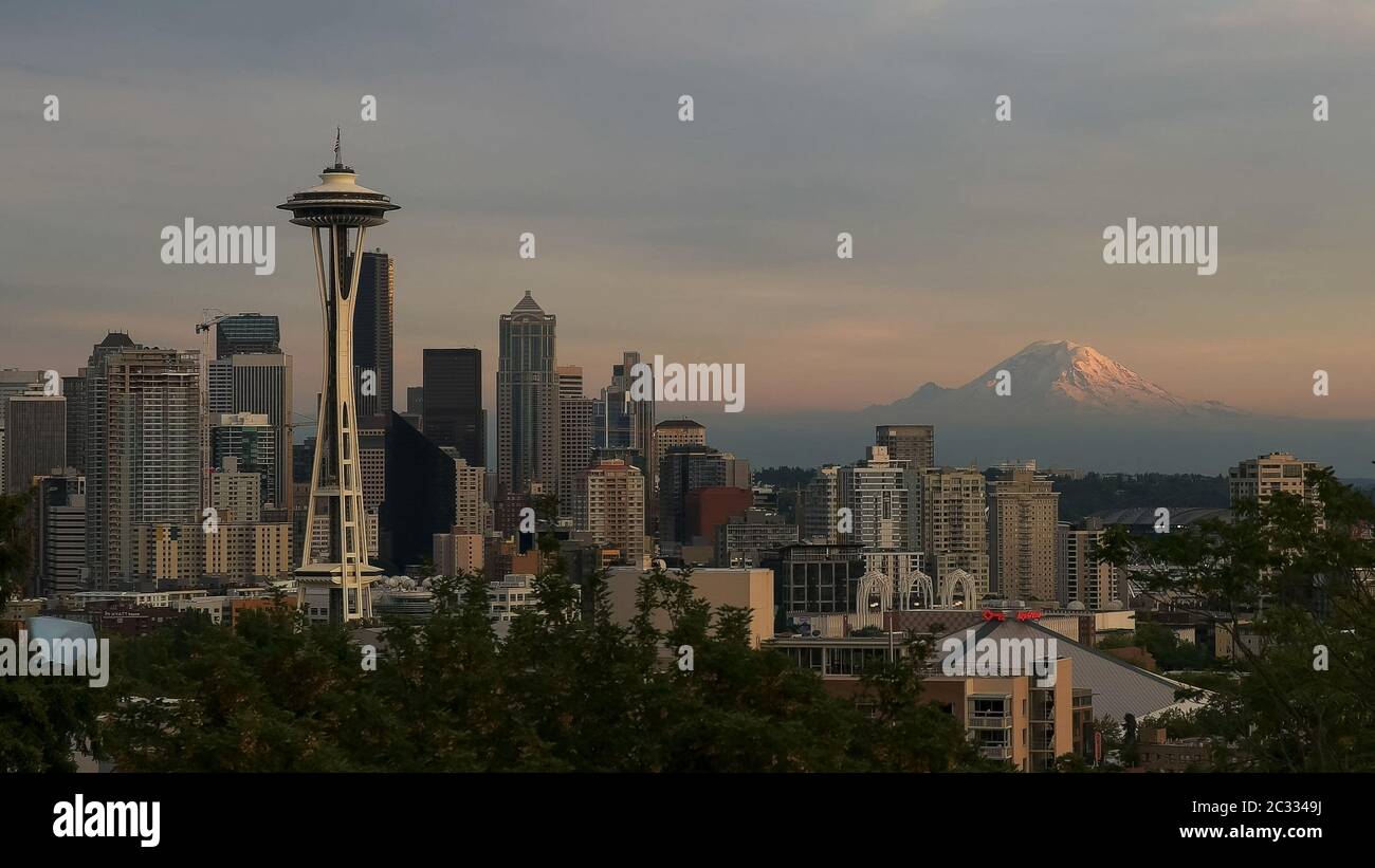 Die Weltraumnadel und Mount rainier in seattle bei Sonnenuntergang Stockfoto