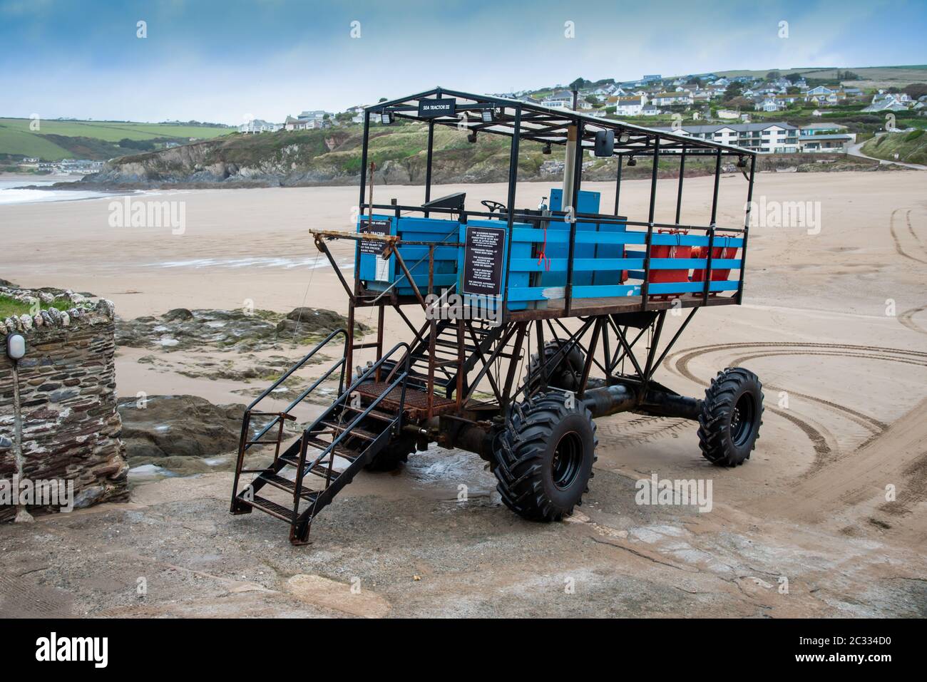 Seeschlepper, der bei Flut als Fähre durch das seichte Wasser zwischen Burgh Island und dem Festland benutzt wird, wenn der Verbindungsdamm unter Wasser ist Stockfoto