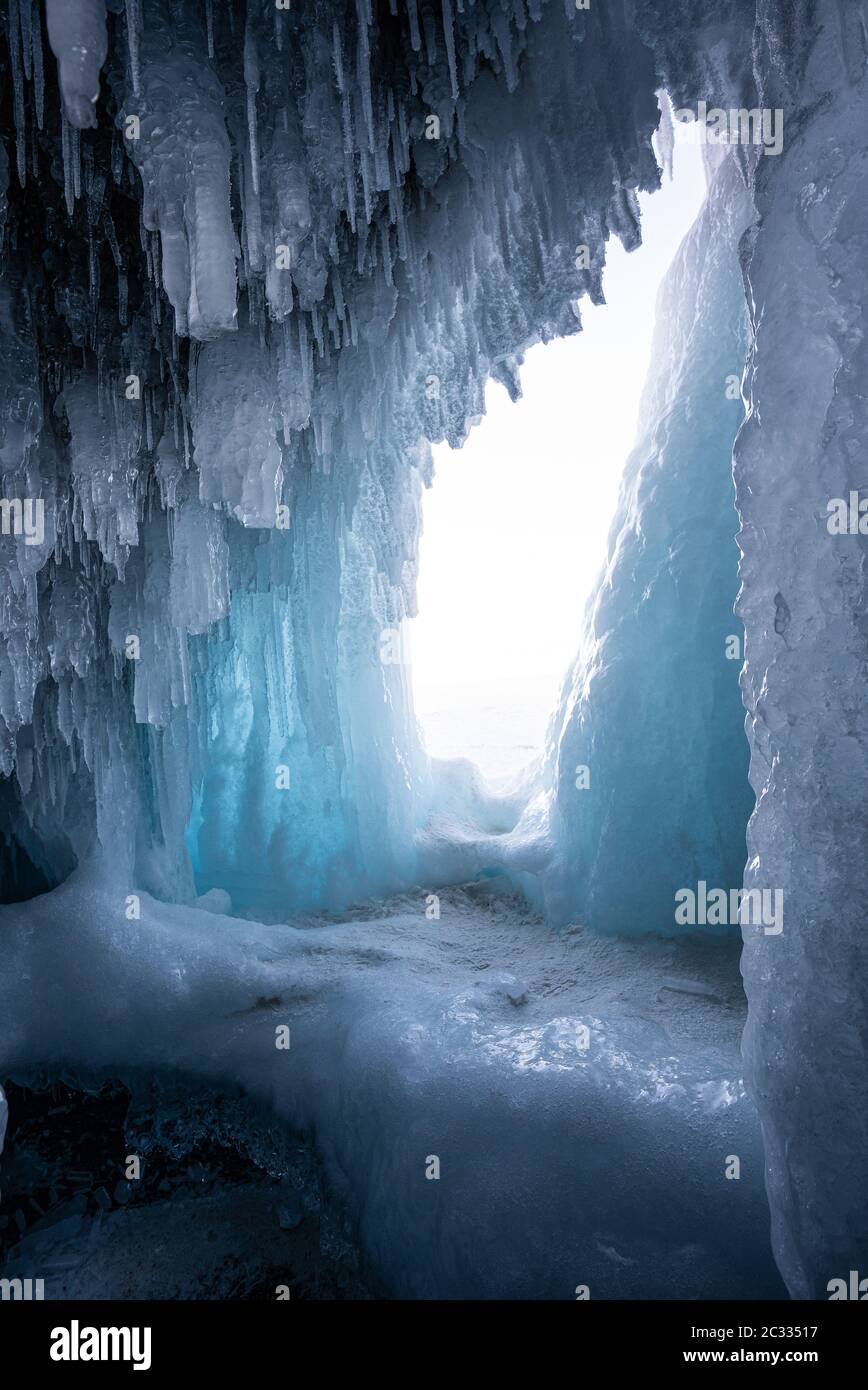 Eine Eishöhle lockt am Baikalsee, dem ältesten und tiefsten Süßwassersee der Welt, der in Sibirien liegt. Stockfoto