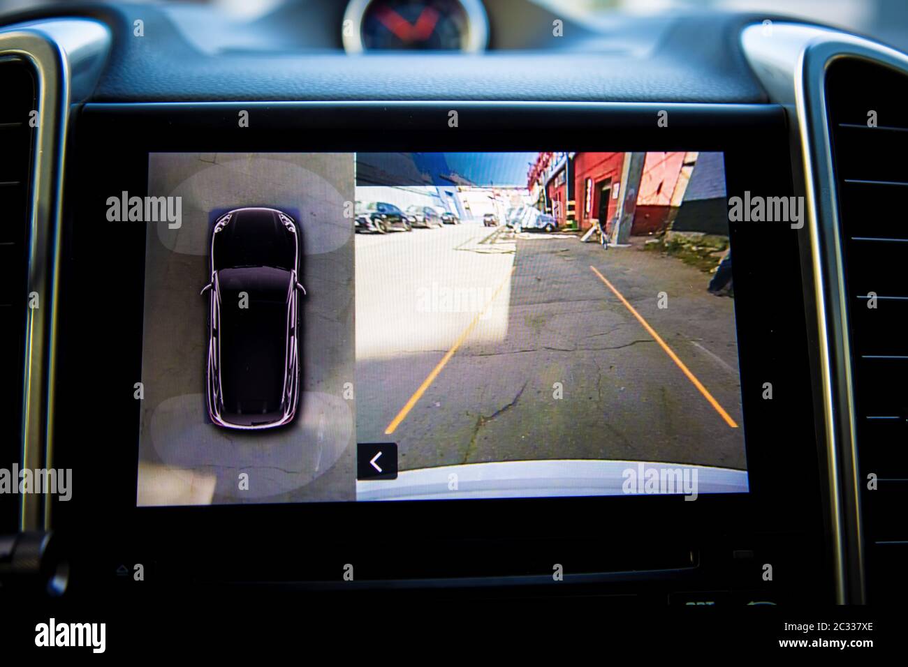Display im Innenraum des Luxuswagens zeigt die Arbeit von vier Kameras in Surround-View-Parking-Assist-System. 360 Grad Bildanzeige auf der Kopfeinheit. Multimedia im Auto. Stockfoto