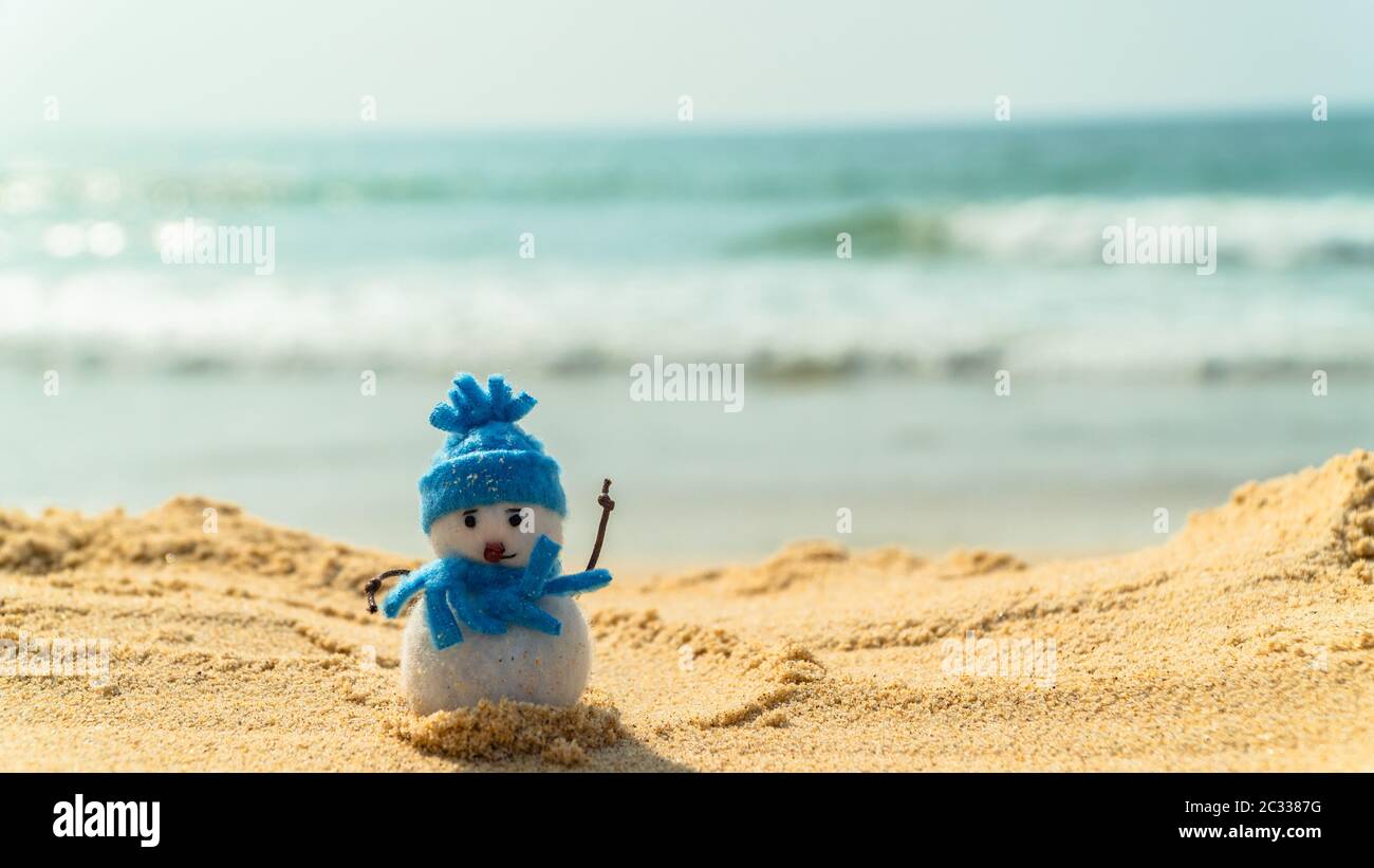 Gartenflagge "Hello Winter" Mit Schneemann Am Strand – Doppelseitige Jute-Flagge 30,5x45,7 Cm