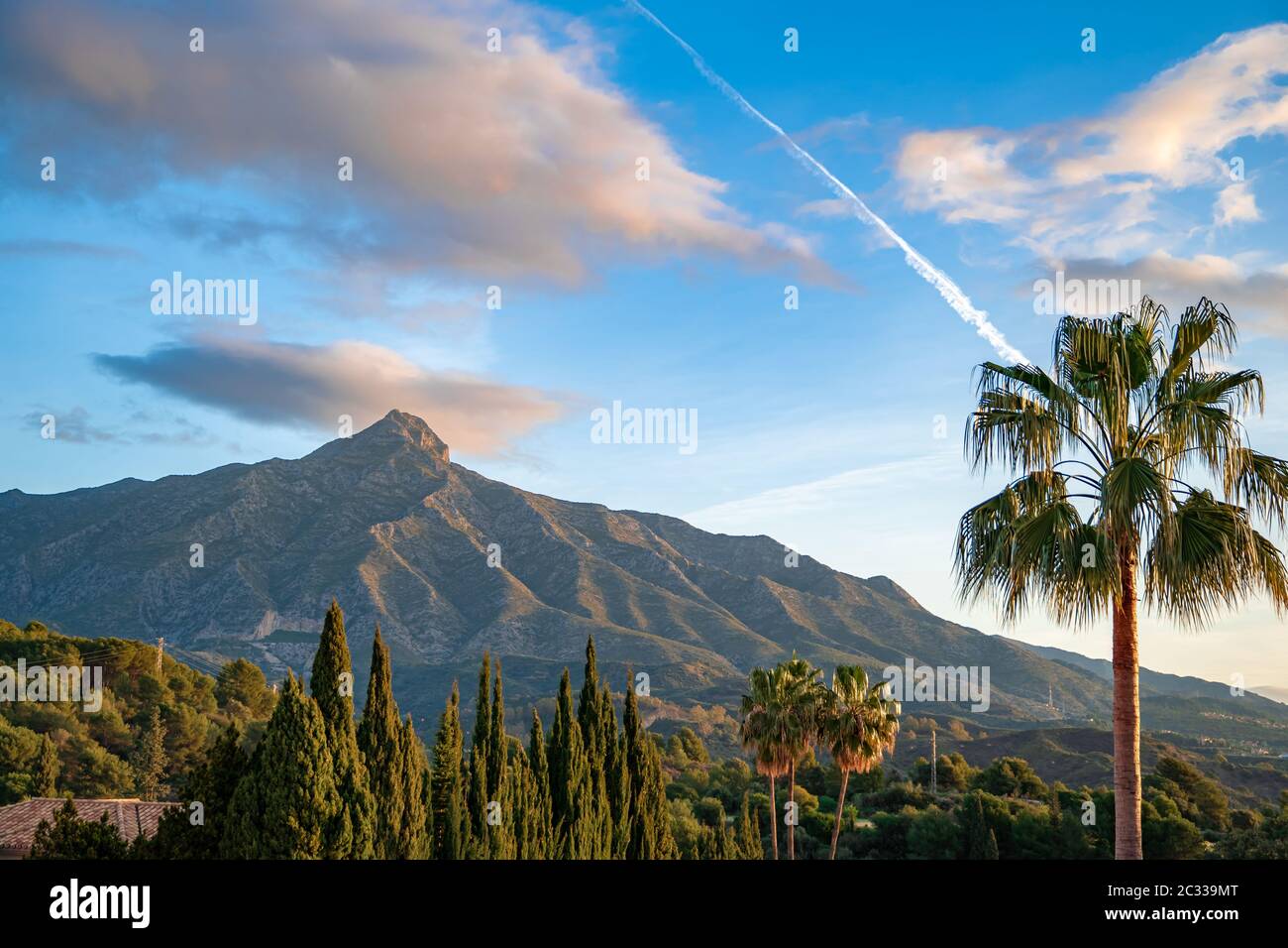 Hotelresort mit einem schönen Blick auf den spanischen Berg La Concha. Stockfoto