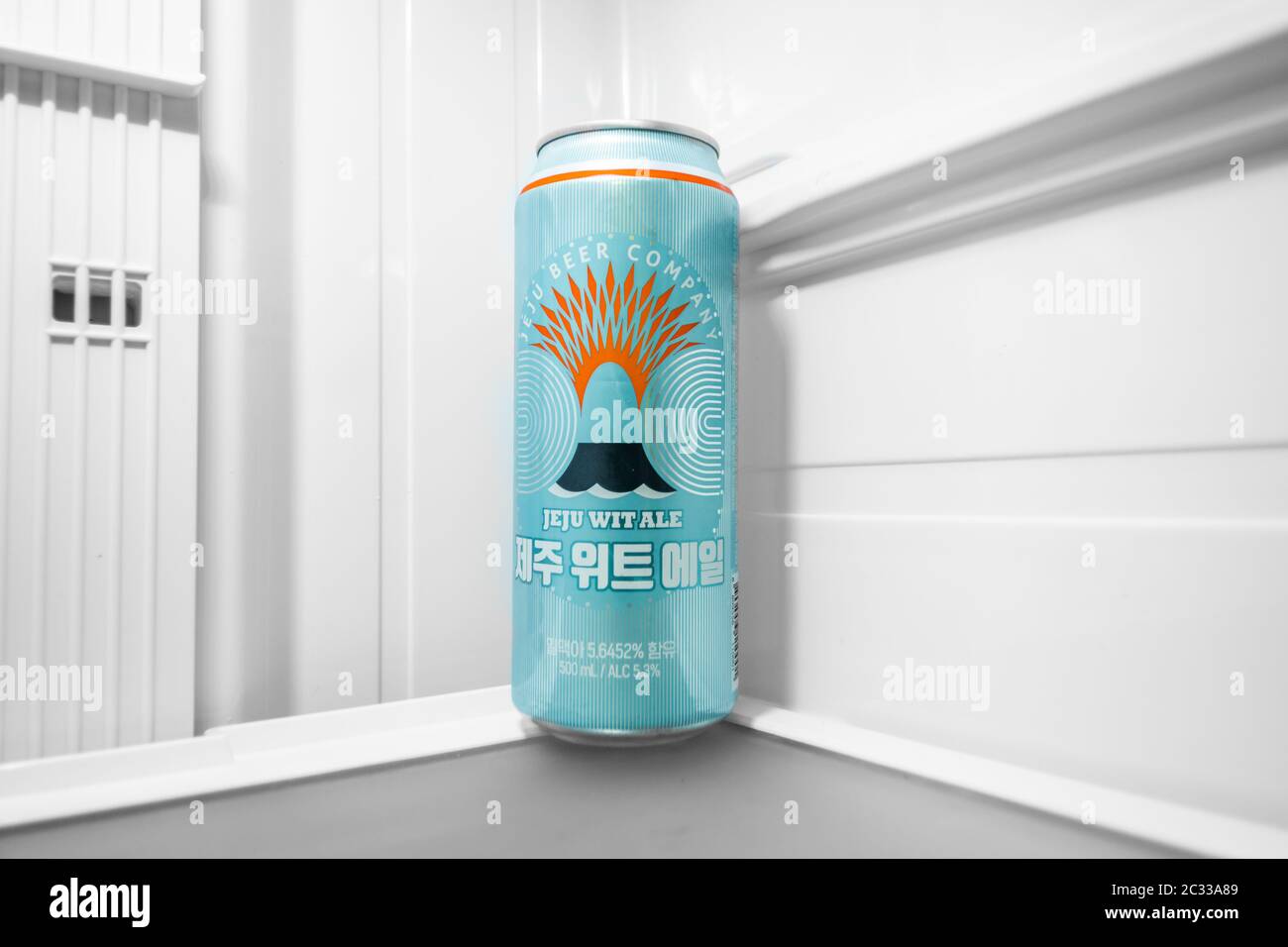 Eine Dose Jeju Wit Ale in einem leeren Kühlschrank. Stockfoto
