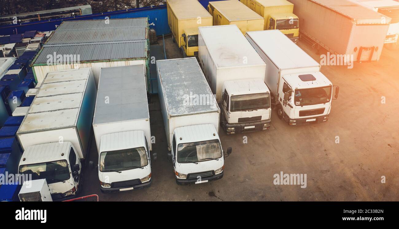 Semi Trucks mit Frachtschiffen für den Transport von Fracht, Luftaufnahme. Stockfoto