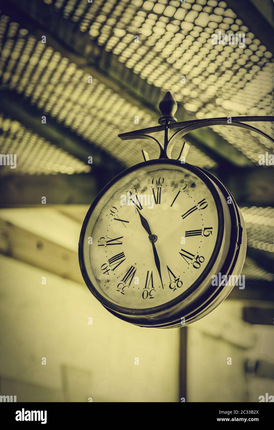 Alte Bahnhofsuhr, Detail einer klassischen Uhr für Informationen  Stockfotografie - Alamy