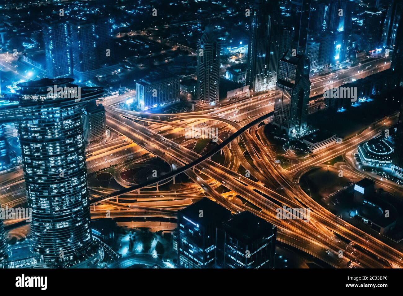 Dubai Innenstadt große Kreuzung, Dubai, Vereinigte Arabische Emirate. Skyline der Stadt bei Nacht. Stockfoto