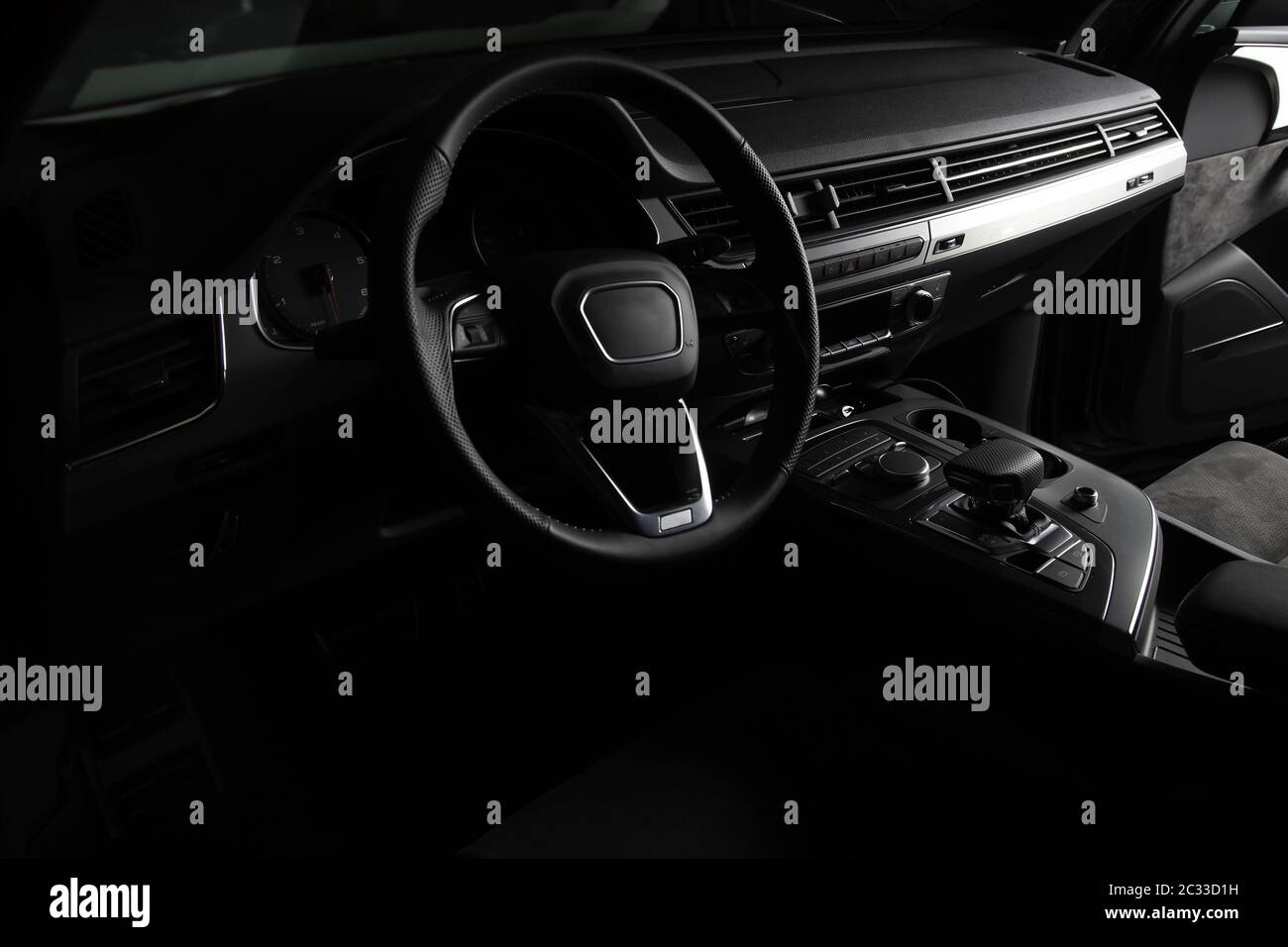 Moderner Luxus prestige Auto Interieur, Armaturenbrett, Lenkrad. Schwarze Lederausstattung. Stockfoto