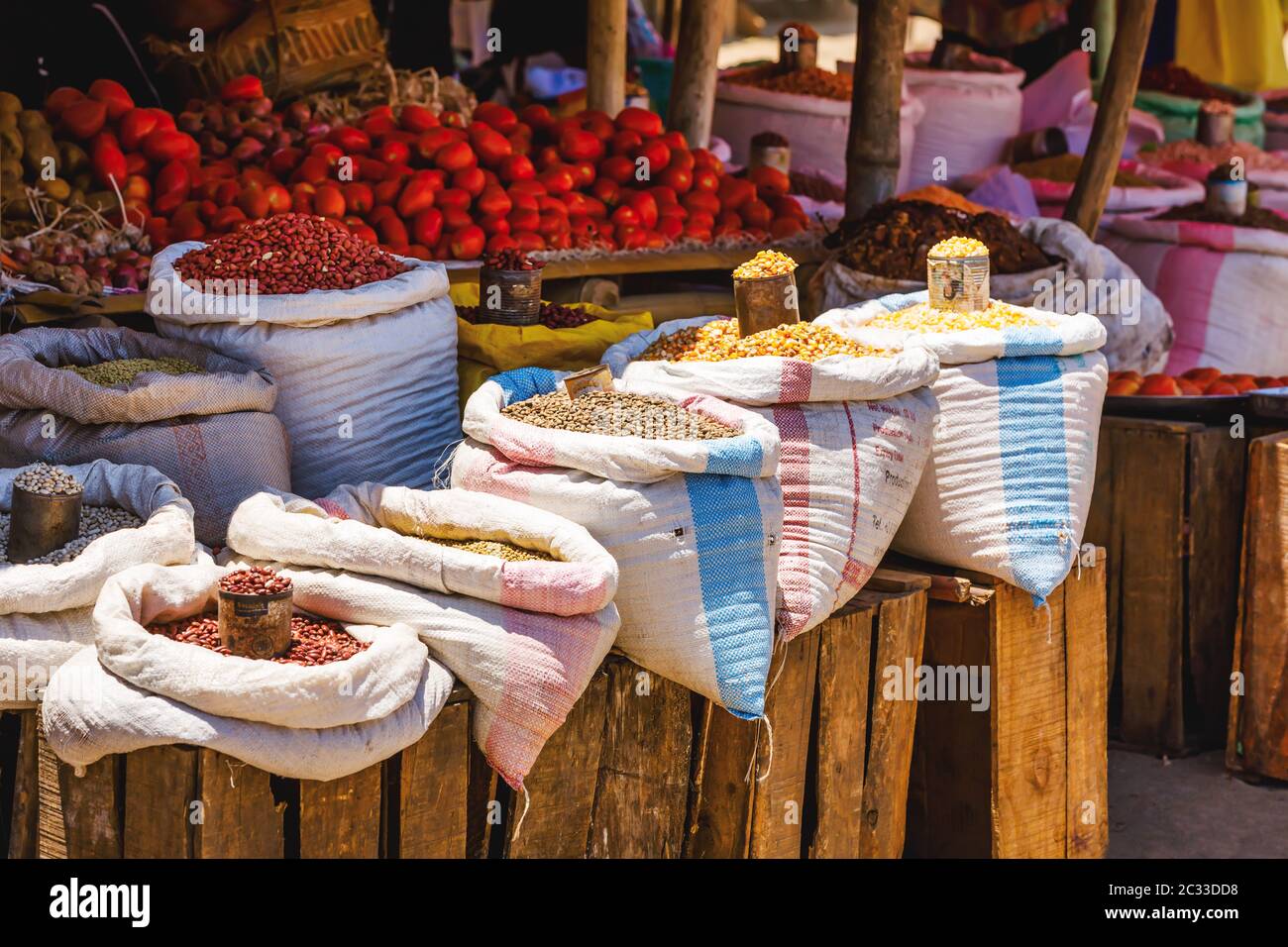 Frische Hülsenfrüchte in Säcken am Marktplatz, Kaffee, Bohnen, Mais. Maroantsetra, Madagaskar Stockfoto