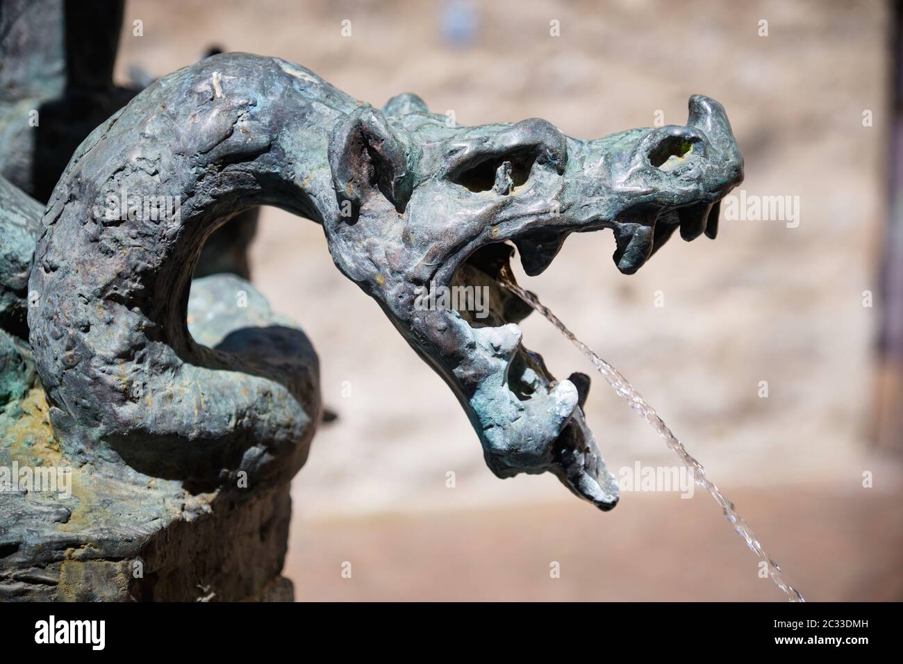 Bild von einem Brunnen mit Dragon Head in Brixen, Italien Stockfoto