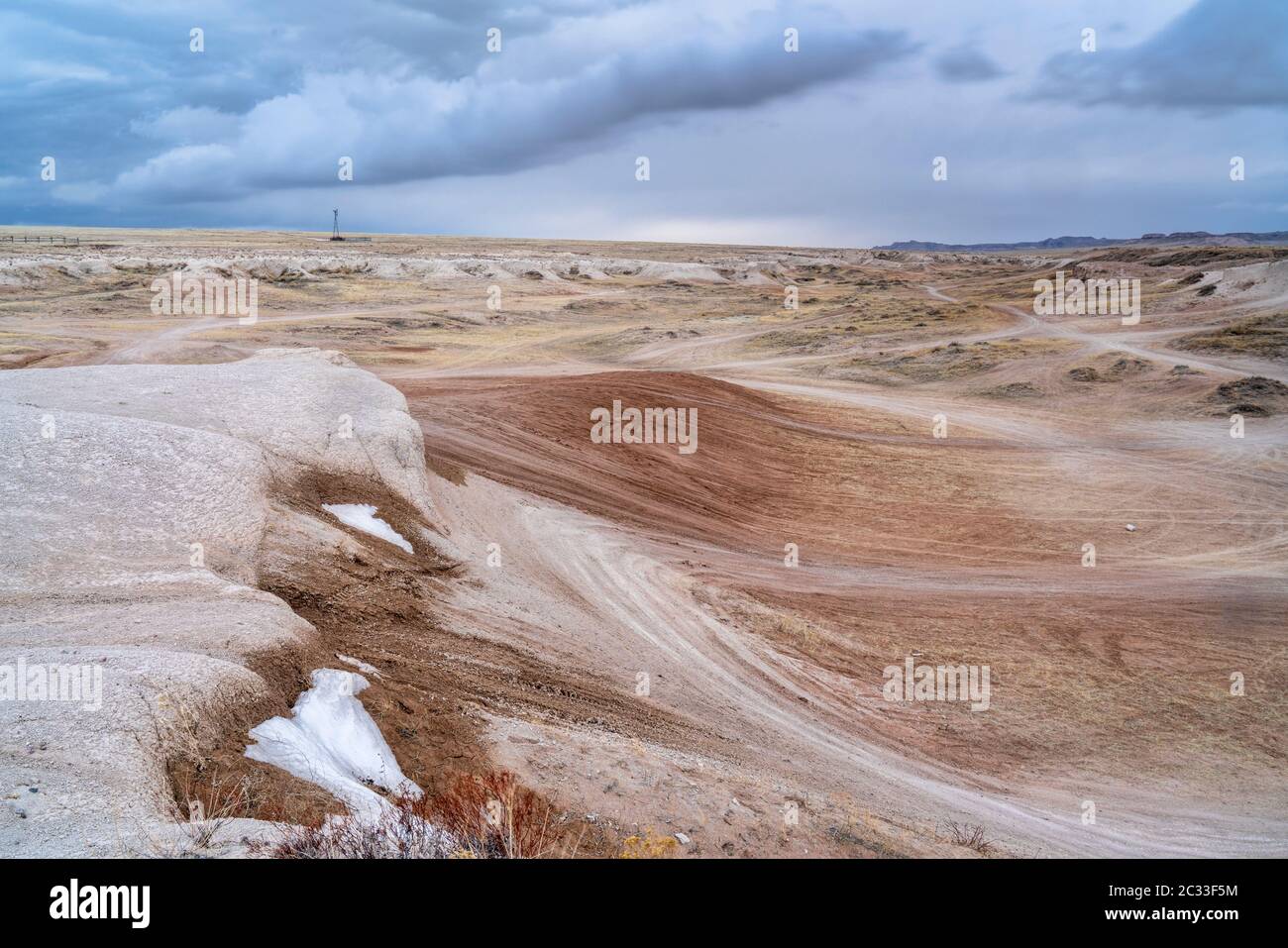 Dunkle stürmische Wolken über der Prärie - Main Draw OHV Area, Pawnee National Grasland im Norden Colorados nahe der Grenze zu Wyoming im Winter oder Frühjahr sce Stockfoto