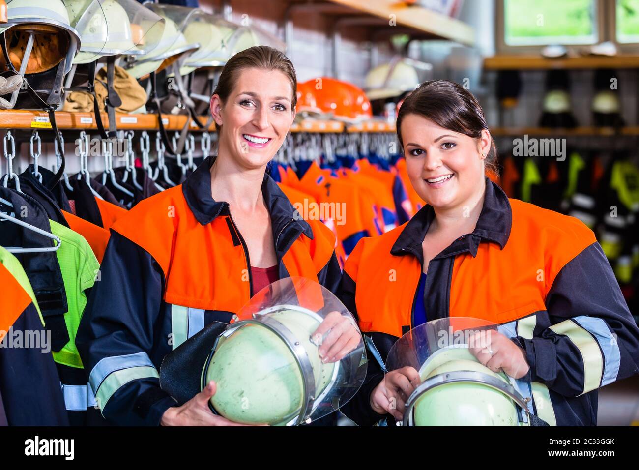 Frauen als Feuerwehrleute bei der deutschen Feuerwehr Stockfoto