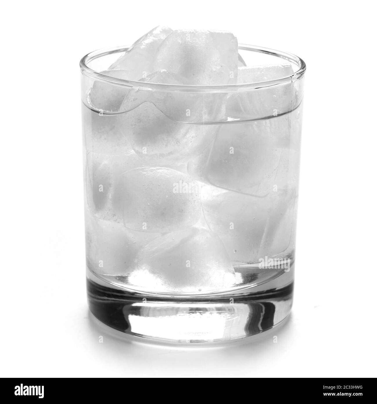 Ein Glas Wasser mit Eis isoliert auf weißem Stockfoto