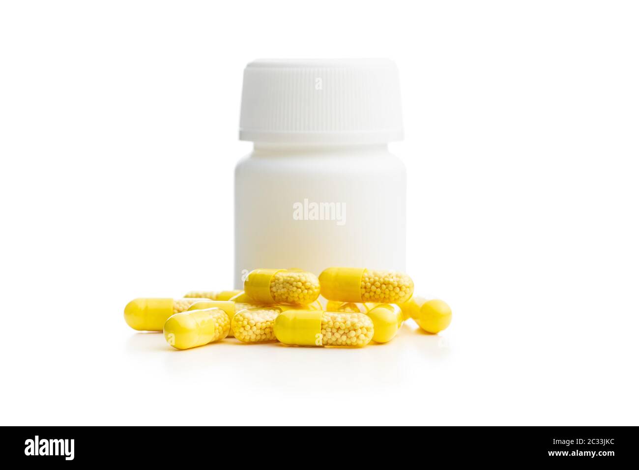 Vitaminkapseln. Vitamin-C-Pillen und weiße Pillenflasche isoliert auf weißem Hintergrund. Stockfoto