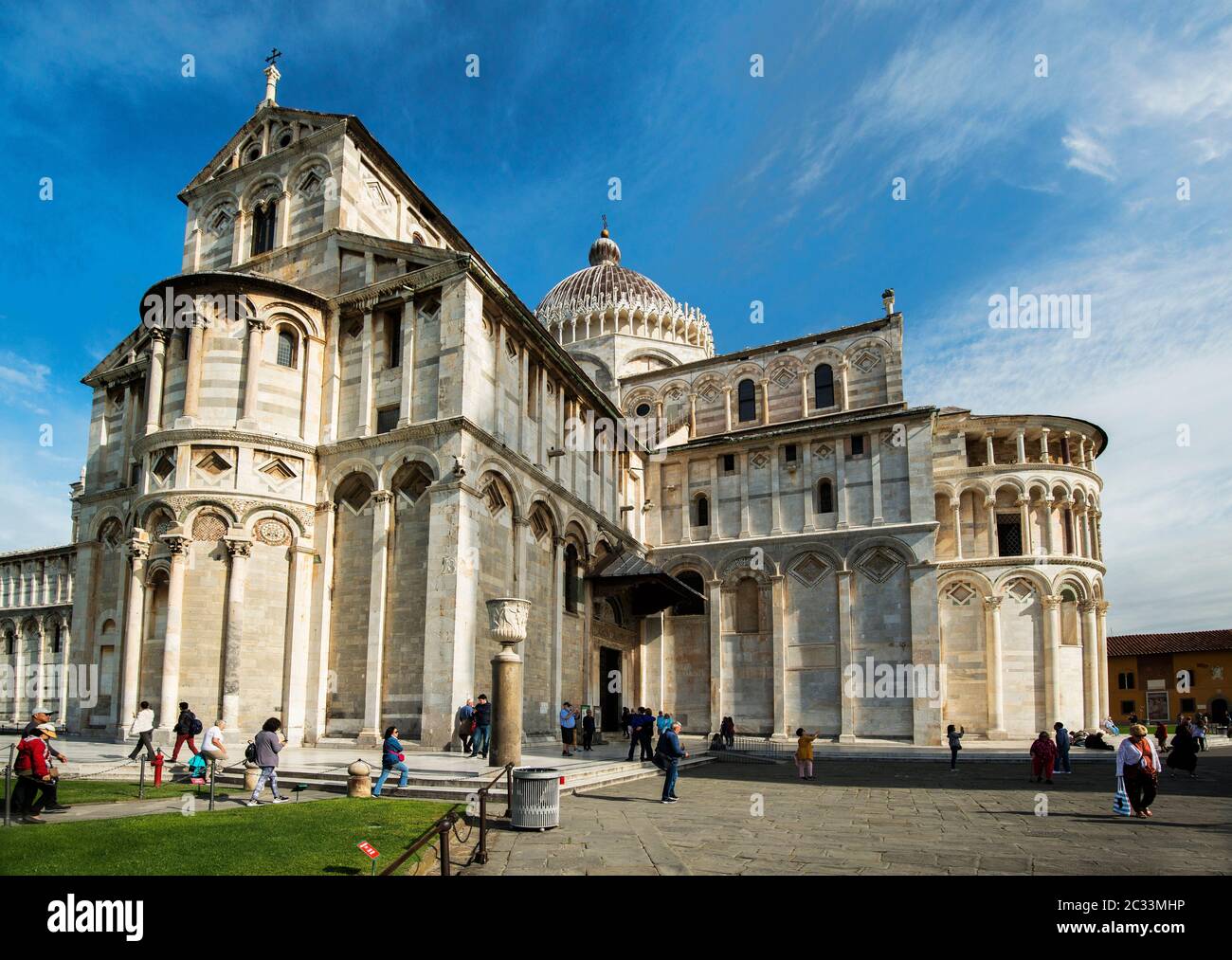 Kathedrale von Pisa oder Duomo di Pisa auf der Piazza dei Miracoli, Pisa, Toskana, Italien; römisch-katholische Kathedrale, die der Himmelfahrt der Jungfrau Maria gewidmet ist. Stockfoto
