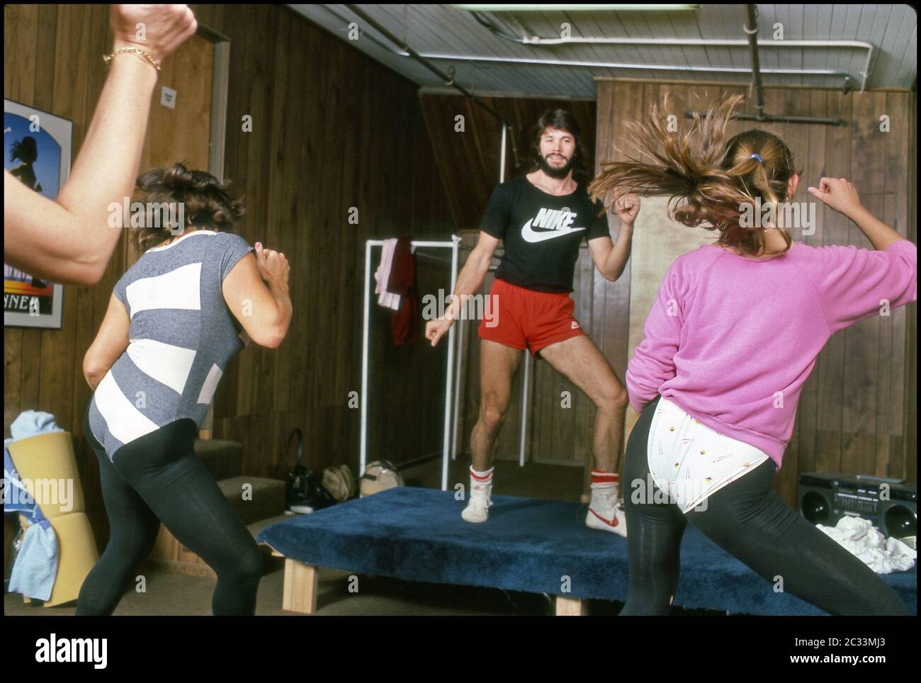 Schauspieler Peter Reckell, bekannt für seine Rolle auf Soap Opera Days of Our Lives, führt einen Fitnesskurs in Los Angeles, CA crca 1980er Stockfoto