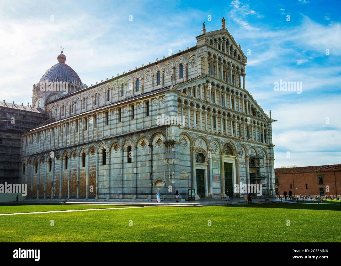Kathedrale von Pisa oder Duomo di Pisa auf der Piazza dei Miracoli, Pisa, Toskana, Italien; römisch-katholische Kathedrale, die der Himmelfahrt der Jungfrau Maria gewidmet ist. Stockfoto