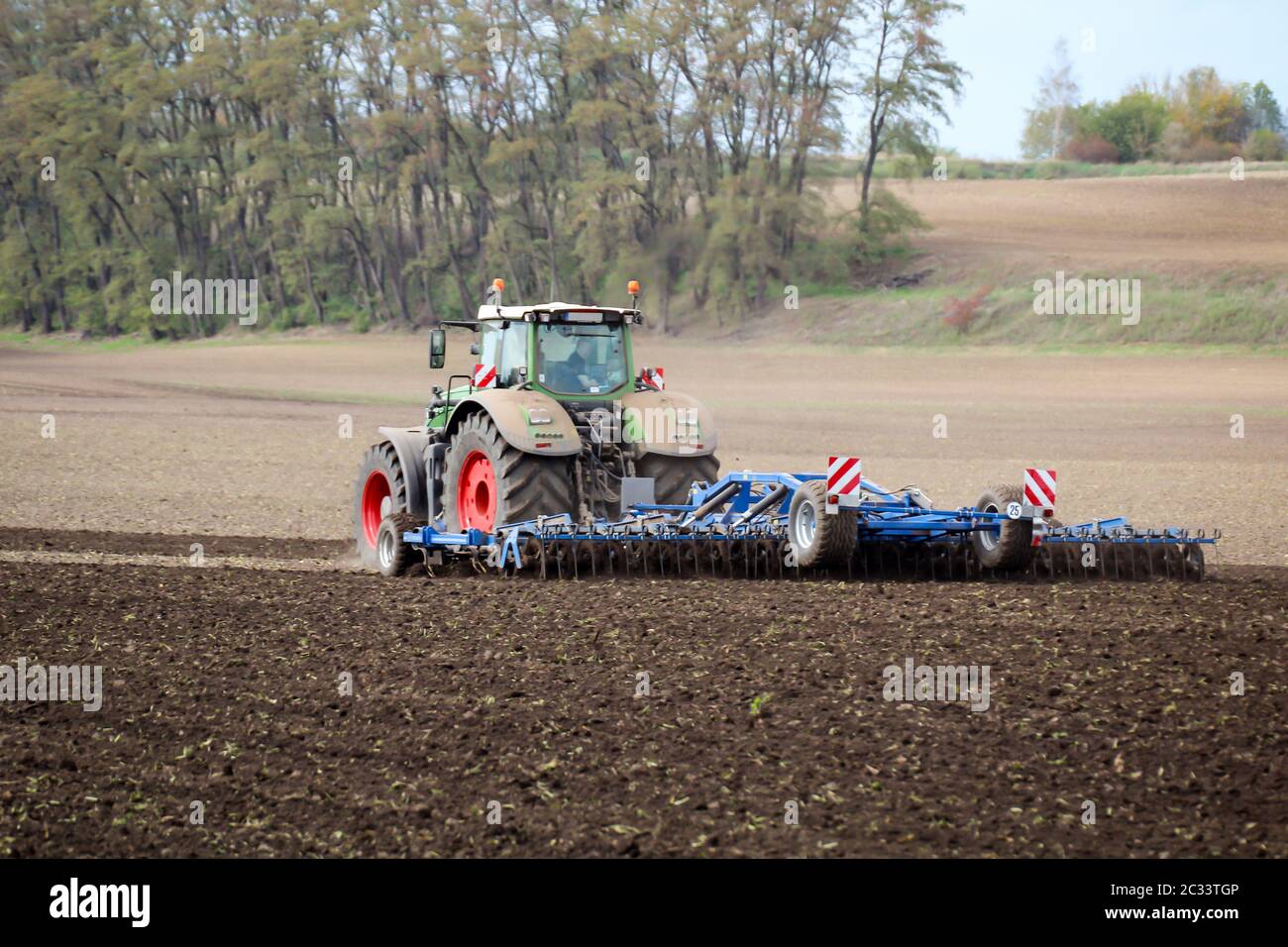 Ein Traktor arbeitet für die nächste Saison im Herbst Stockfoto