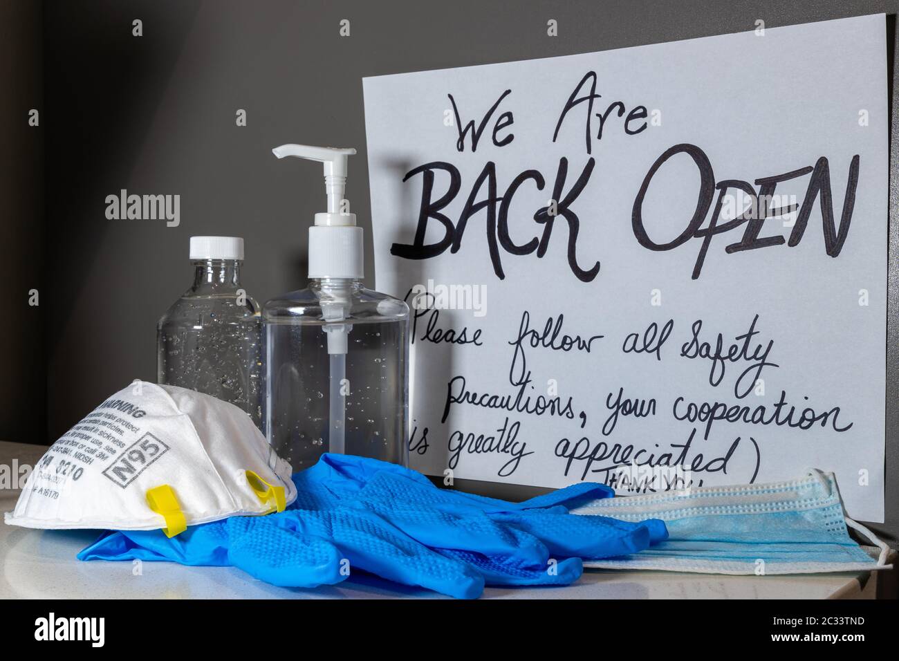 Ein handschriftliches Schild, das die Öffentlichkeit darüber informiert, dass dieses Geschäft wieder geöffnet ist, nachdem die Beschränkungen von Covid 19 aufgehoben wurden Stockfoto