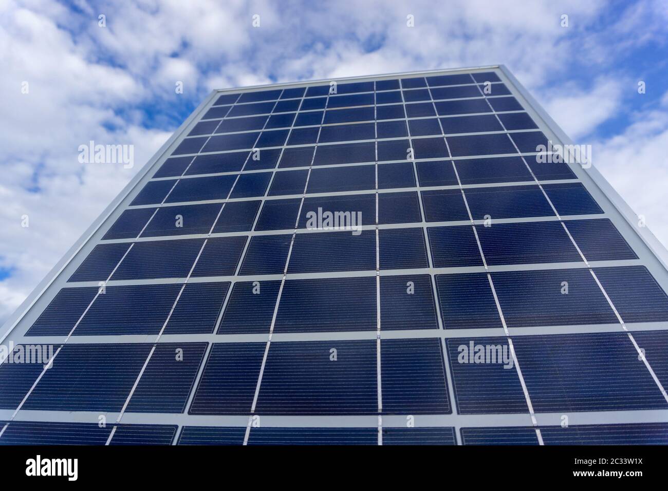 Solarpanel auf Himmelshintergrund Stockfoto