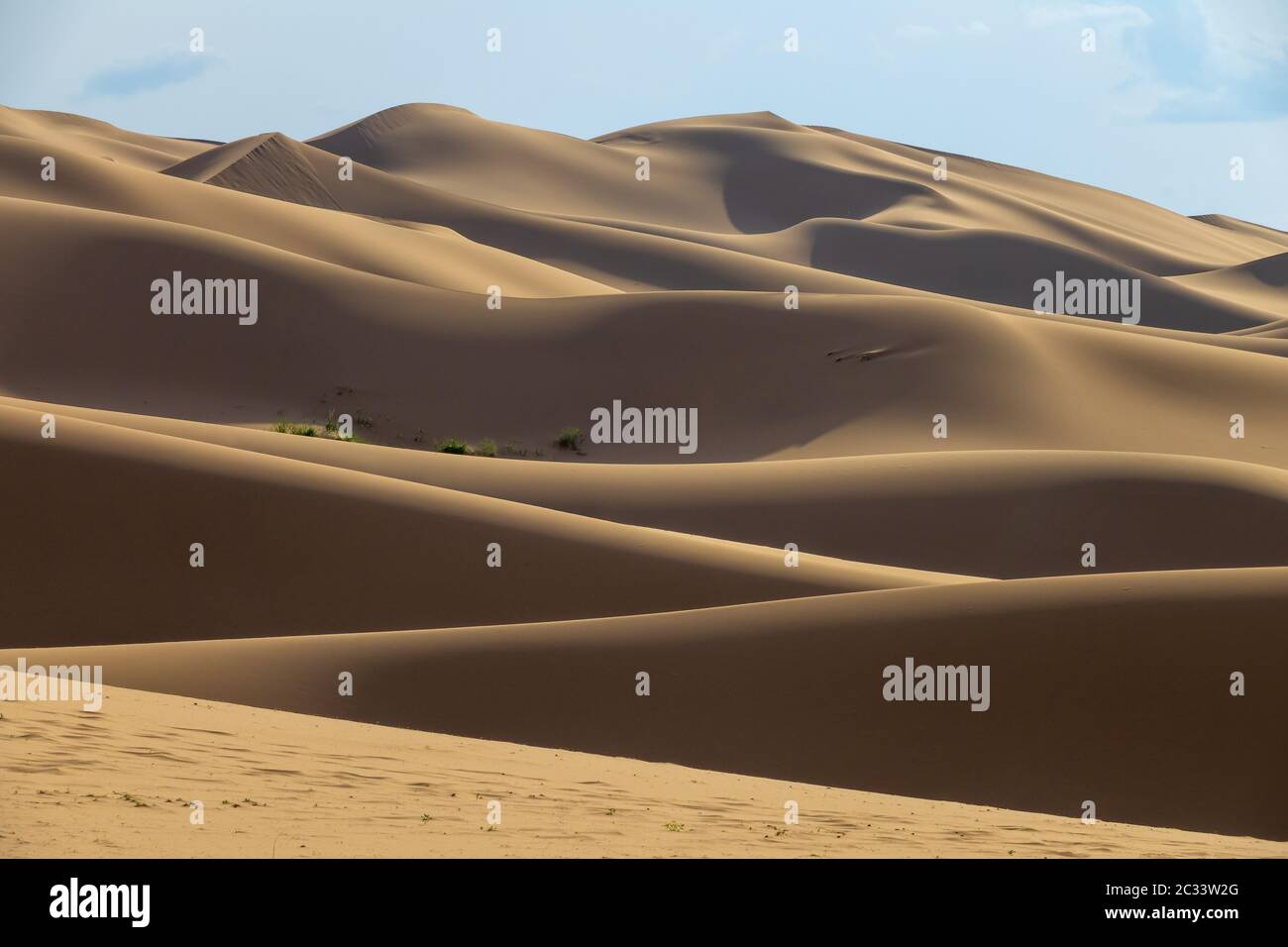 Sanddünen in der Wüste bei Sonnenuntergang Stockfoto