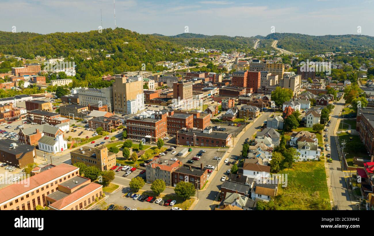 Gebäude Häuser und Straßen in der Innenstadt in der Innenstadt von Clarksburg WV Stockfoto