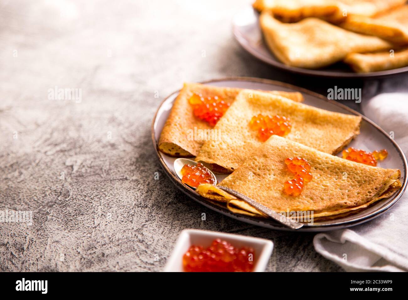 Traditionelle russische Pfannkuchen mit rotem Kaviar. Gebratene Crepes ...