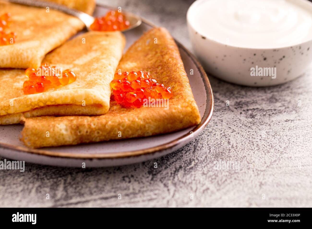 Traditionelle russische Pfannkuchen mit rotem Kaviar. Gebratene Crepes ...