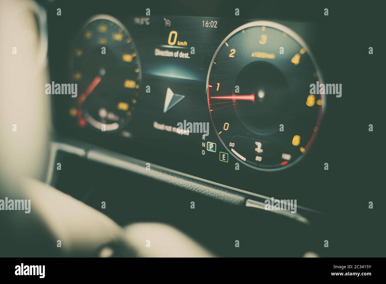 Nahaufnahme mit dem digitalen Tacho eines Autos. Stockfoto