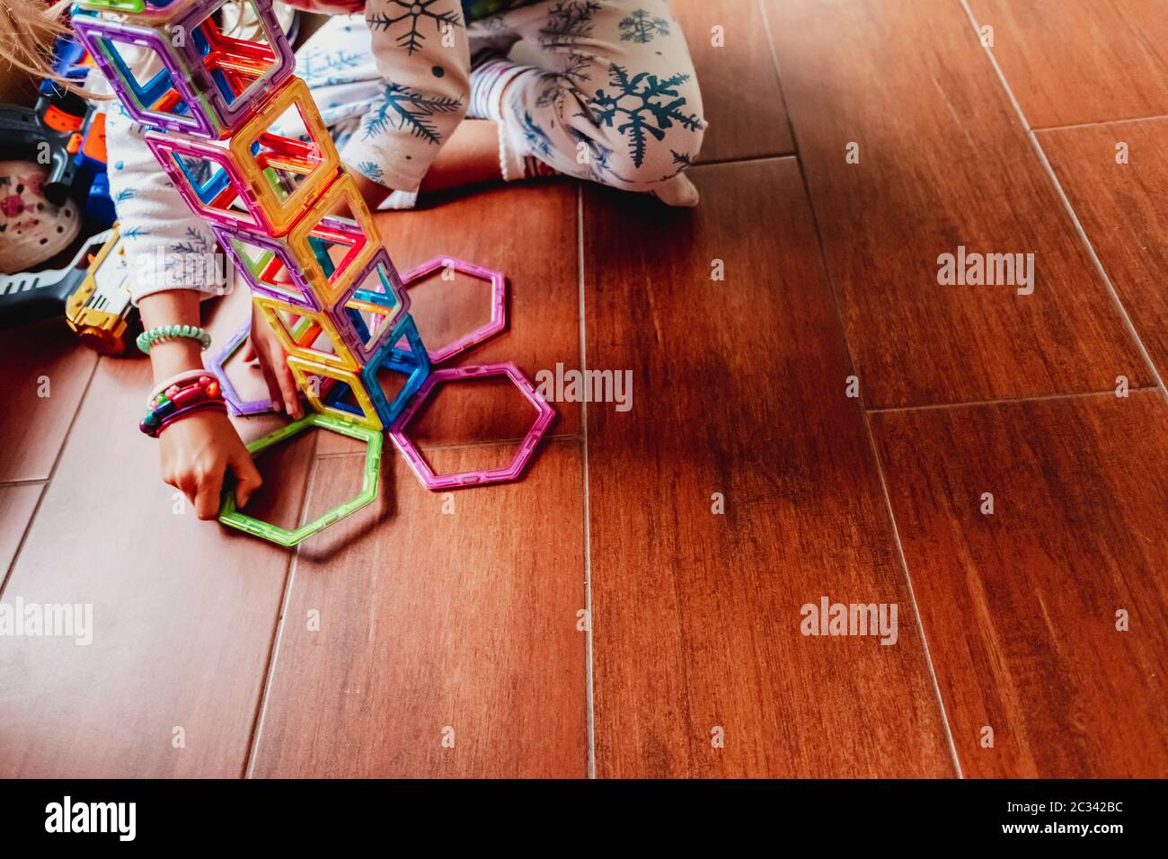 Kinder spielen mit Bausteine Motor und soziale Fähigkeiten zu erlernen. Stockfoto