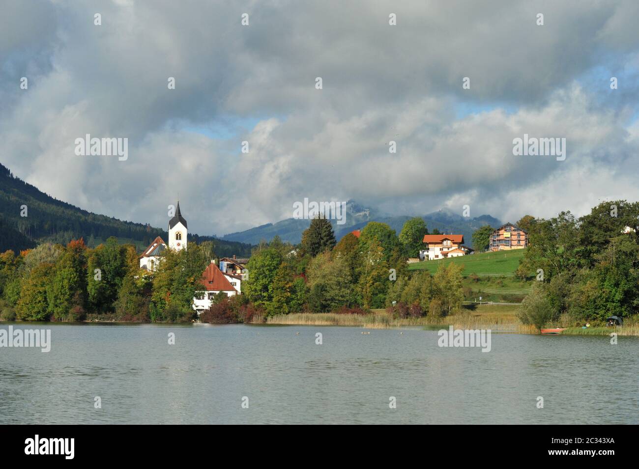 Katholische Pfarrkirche St. Walburga, Philipp und Jakobus in Weißensee Stockfoto