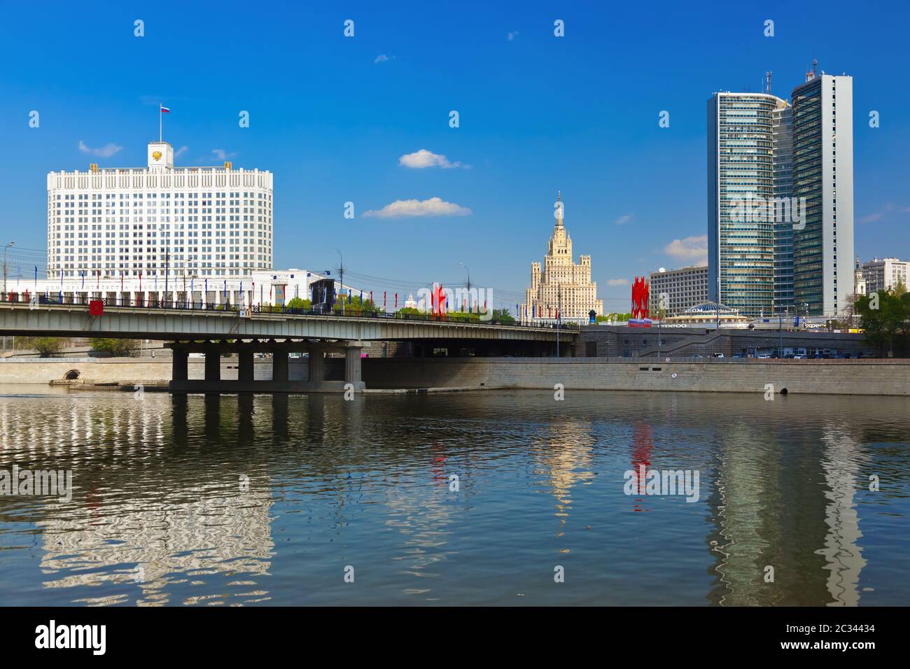 MOSKAU, RUSSLAND - MAI 01: Weißes Haus der russischen Regierung und Open Book Building (CMEA) am 01. Mai 2014 in Moskau, Russland Stockfoto