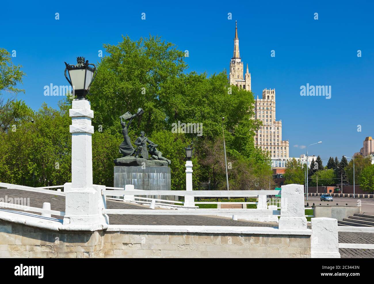 Statue und Wolkenkratzer auf Kudrinskaya-Platz - Moskau Russland Stockfoto