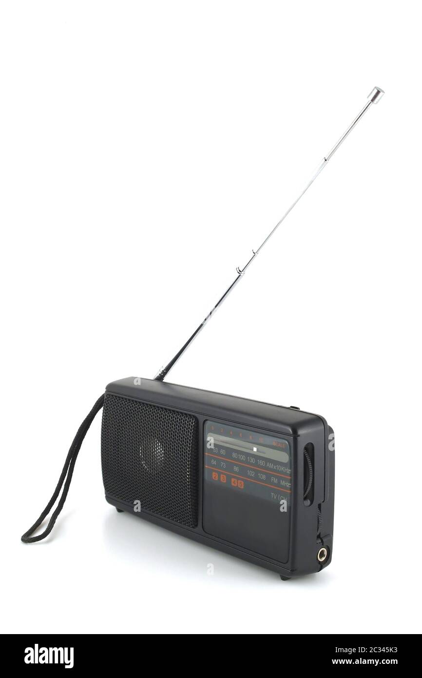 Altes Taschenradio mit Antenne über weiß Stockfoto