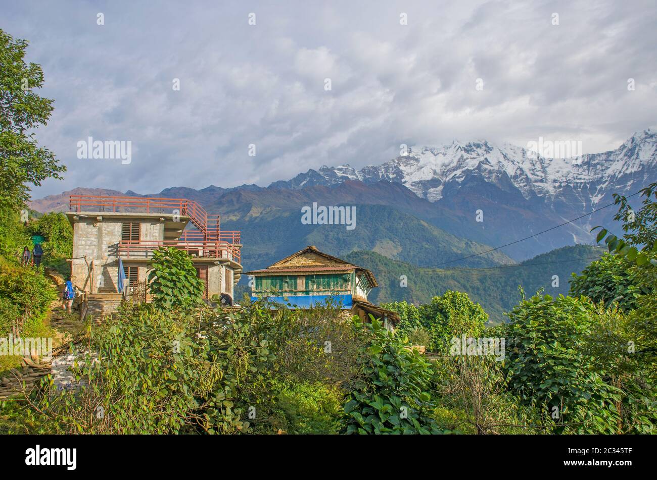 Häuser unter den Gipfeln der Berge von Nepal Landschaft Himalaya Stockfoto