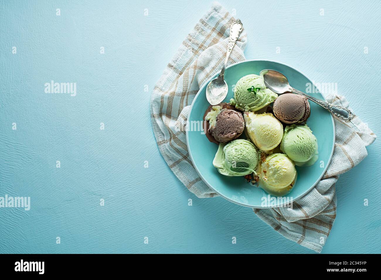 Eingestellt von Softeis schaufeln oder gefrorenen Joghurt verschiedener Aromen mit Schokolade, Nüssen und Früchten Stockfoto