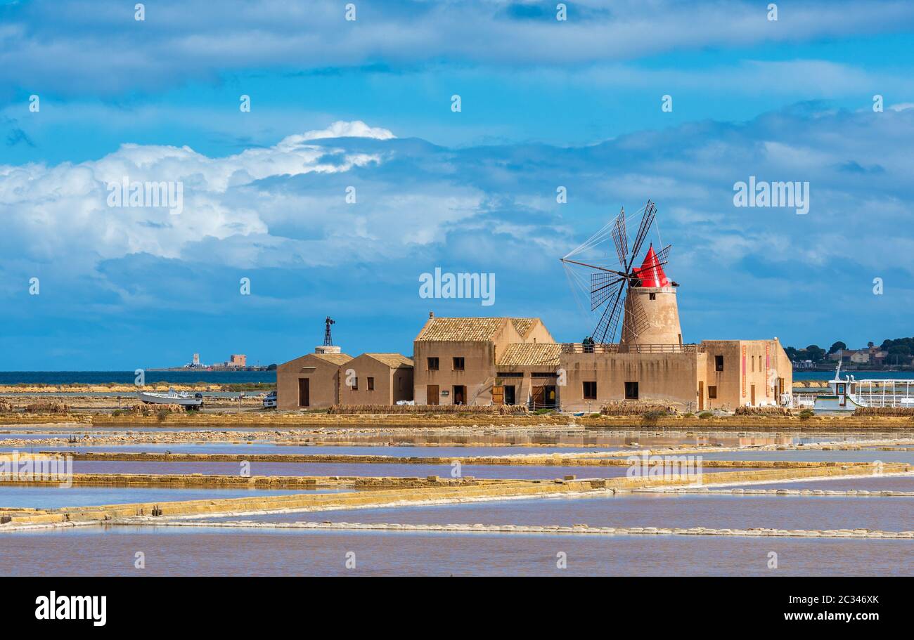 Windmühle in den Salzpfannen von Marsala, Sizilien, Italien Stockfoto