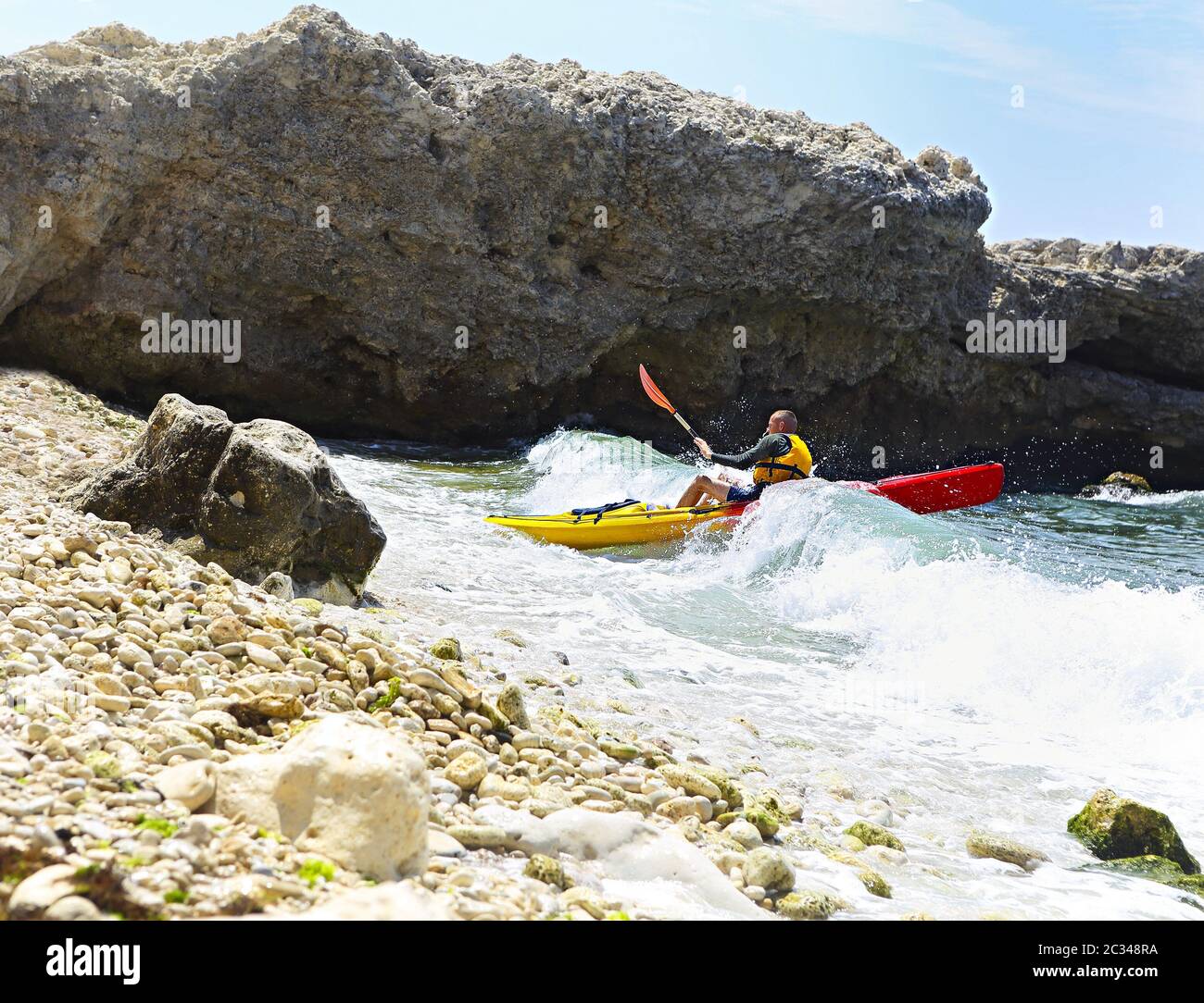 Sommer Reise Kajakfahren. Mann Paddeln Kanu Kajak genießen Freizeit sportliche Aktivität. Kanufahren mit Paddel erkunden se Stockfoto