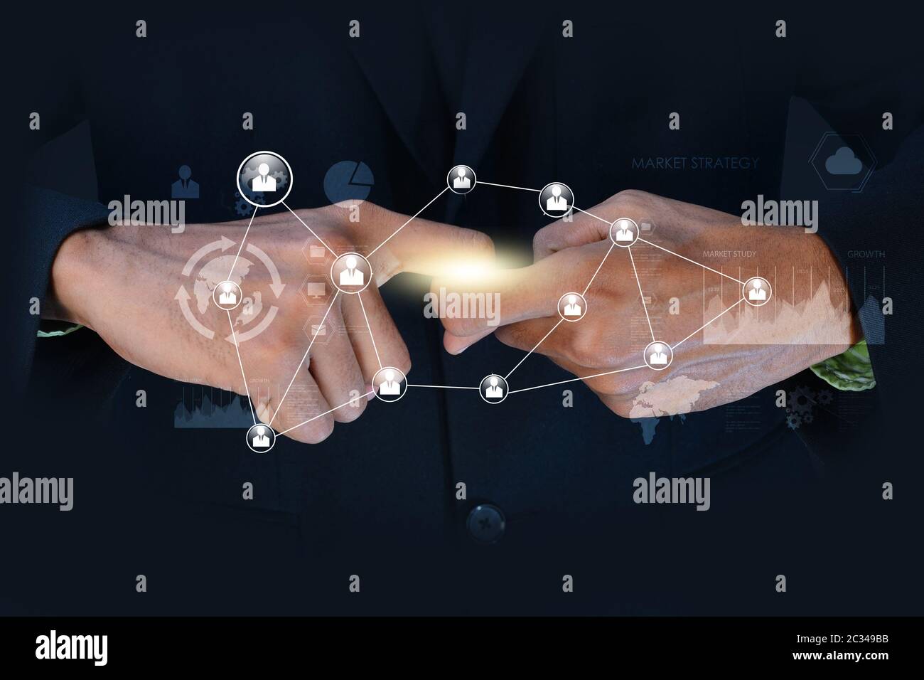Elektrische Funken zwischen zwei Fingern von Mans Hände Stockfoto