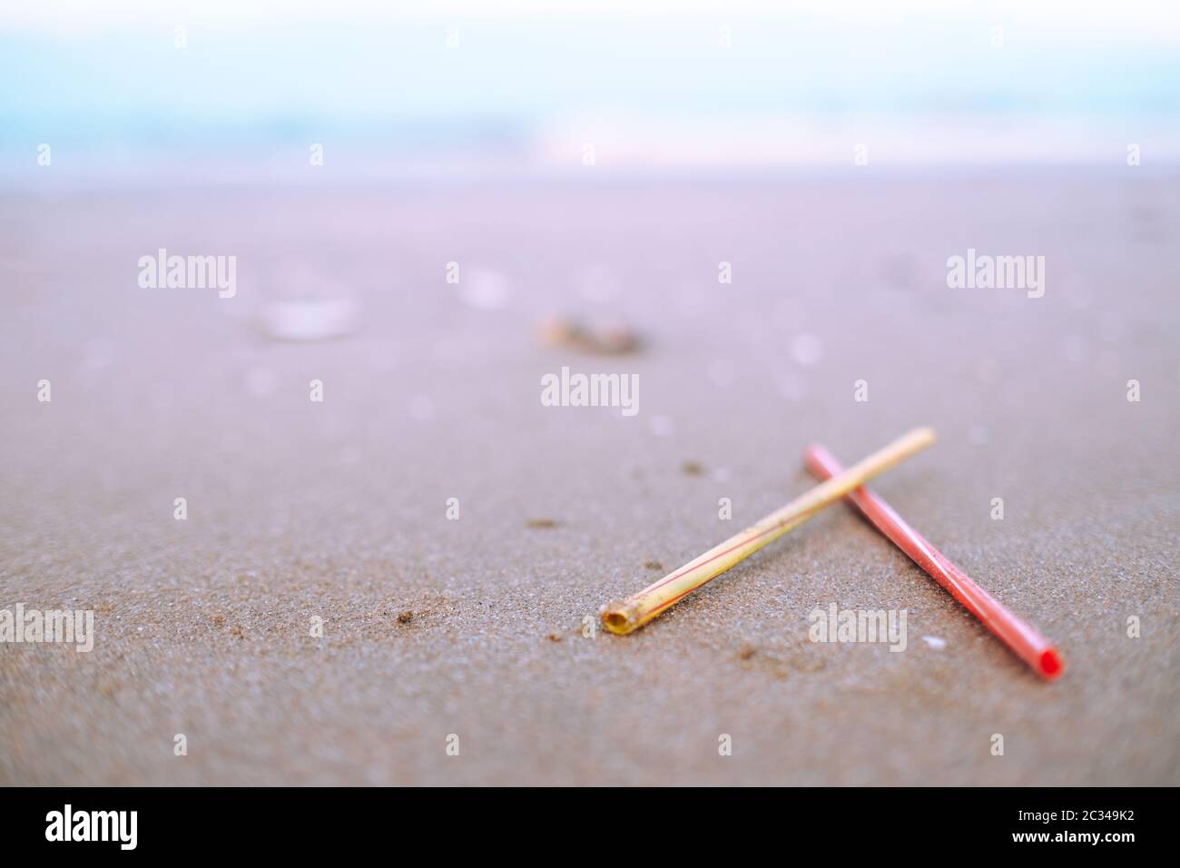 Müll, Plastik, Müll, Flasche... Umweltverschmutzung am Strand. Lizenzfreie, hochwertige Videoaufnahmen von Müll und Plastikflaschen am Strand. Abfälle, die die Meeresumwelt verschmutzten Stockfoto