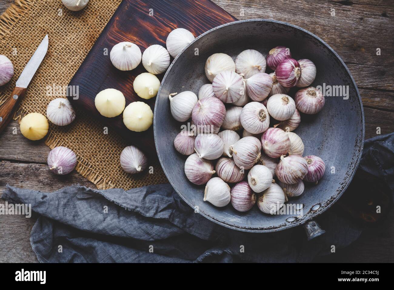 Solo garlics - einzelne Knoblauchzehen Stockfoto