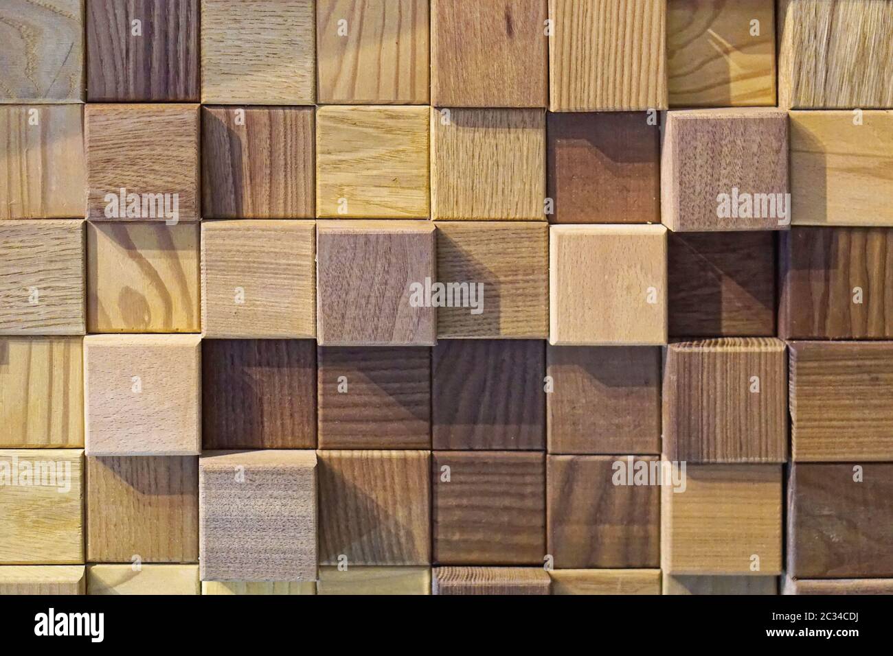 Natürliches Holz Würfel Quadrate Wand Hintergrund Stockfoto