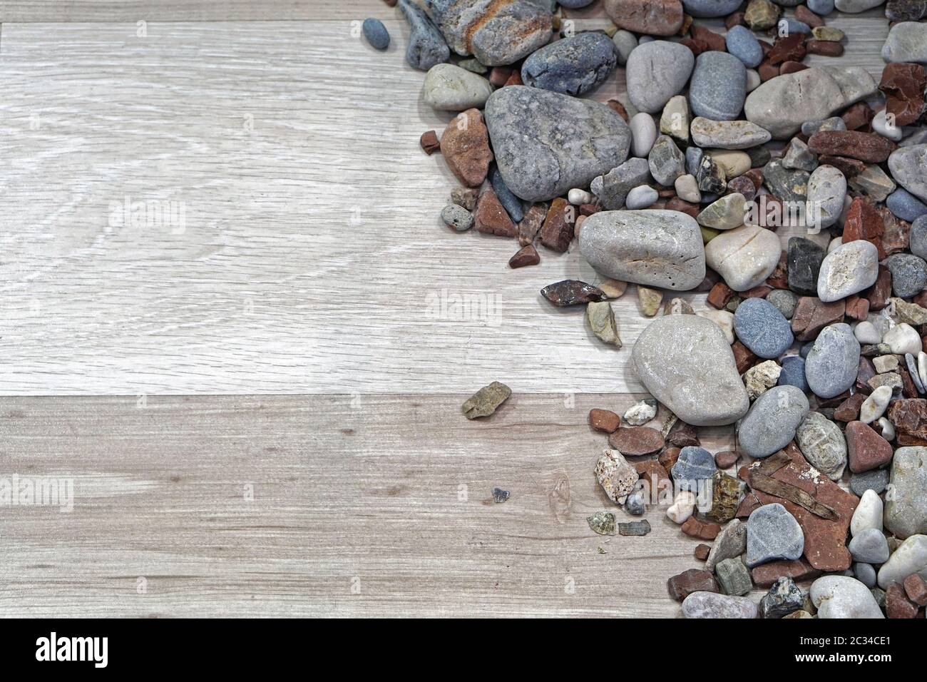 Felsen und Steine auf Holz Hintergrund Dekor Stockfoto