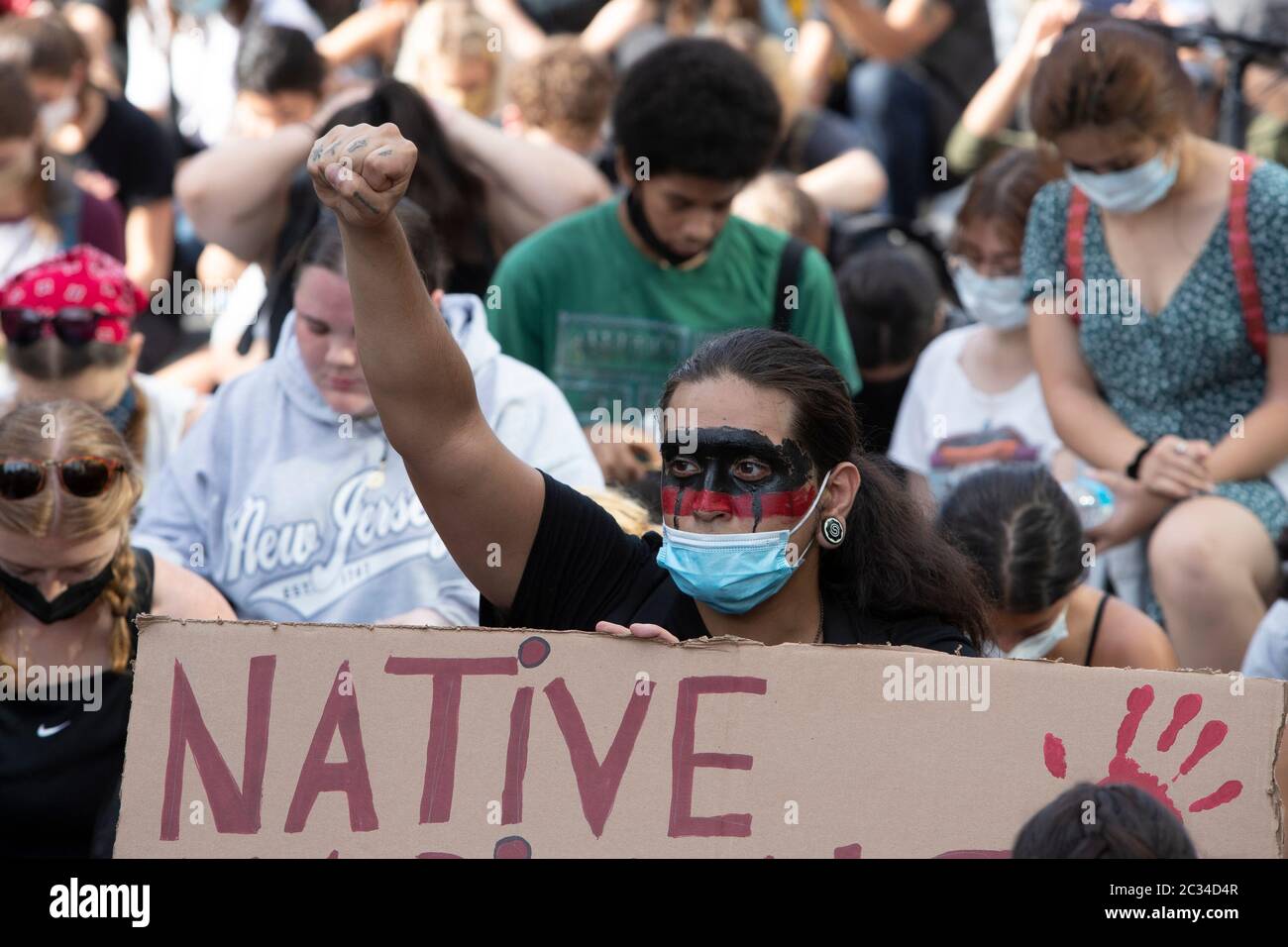 New York, New York, USA. Juni 2020. TIMMOTHY RUNNING WATER hebt seine Faust während eines Black Lives Matters Movement Protestes und setzt sich auf Straße übernehmen in New York, New York. Die Demonstranten sprachen von Polizeibrutalität, einer gefallenen Kameradin, die von einem Autofahrer auf dem Fahrrad geschlagen und getötet wurde und die Polizei definanzierte. Kredit: Brian Branch Price/ZUMA Wire/Alamy Live Nachrichten Stockfoto