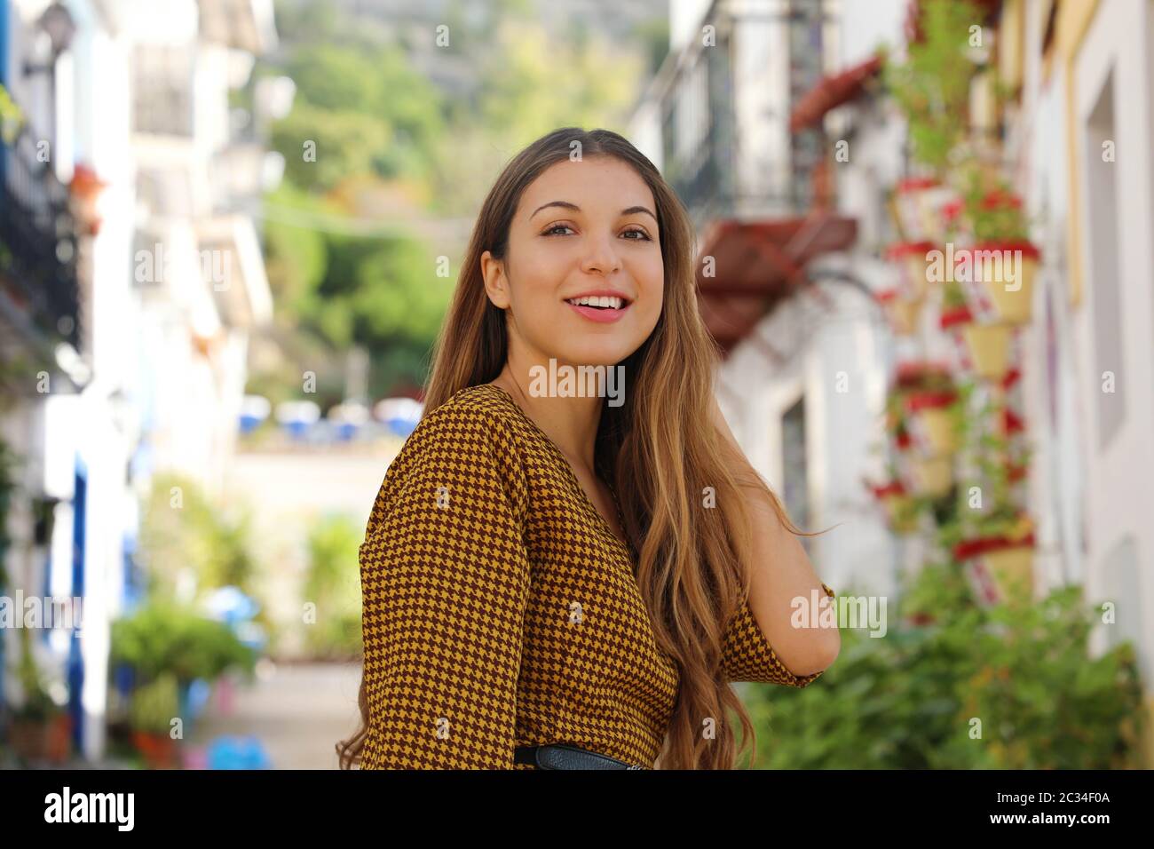 Reisen in Spanien. Junge touristische Frau besucht die Stadt Alicante in Spanien. Touristische Mädchen erkunden europäische Stadt mit typisch mediterranen Architektur Stockfoto