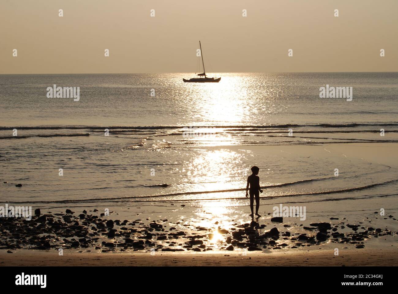 Junge trifft einen Sonnenuntergang am Strand. Thailand. Ko Chang Stockfoto