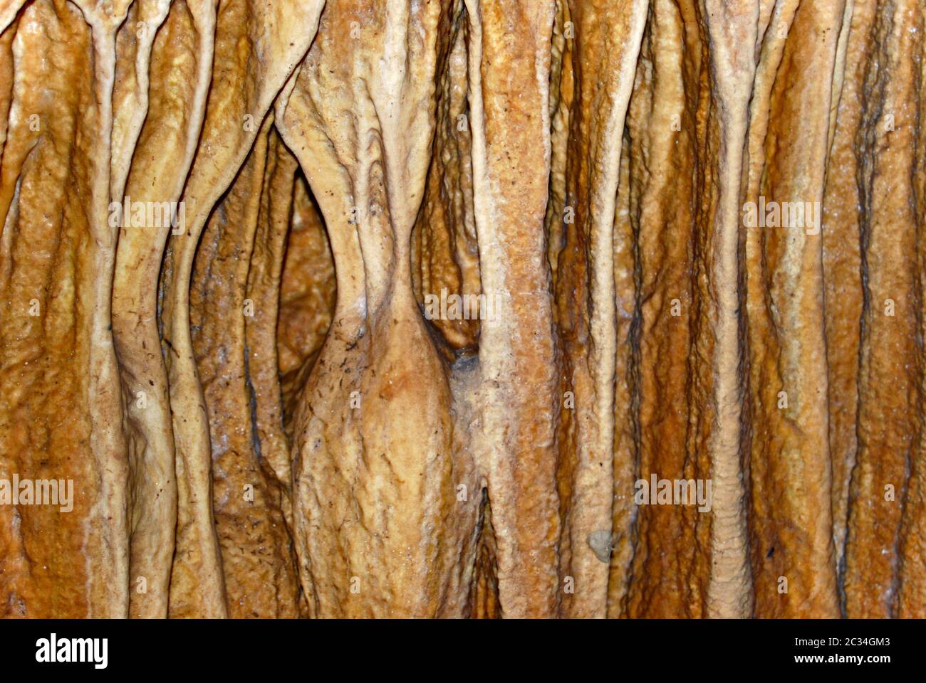 Stalaktiten und Stalagmiten in der Höhle des Neuen Athos in Abchasien Stockfoto