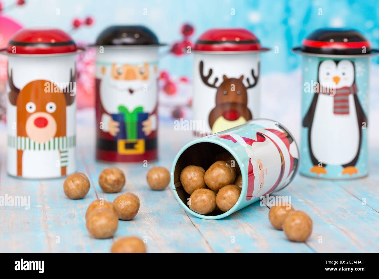 Ein Glas voll von hellen bunten Bonbons und Süßigkeiten Stockfoto