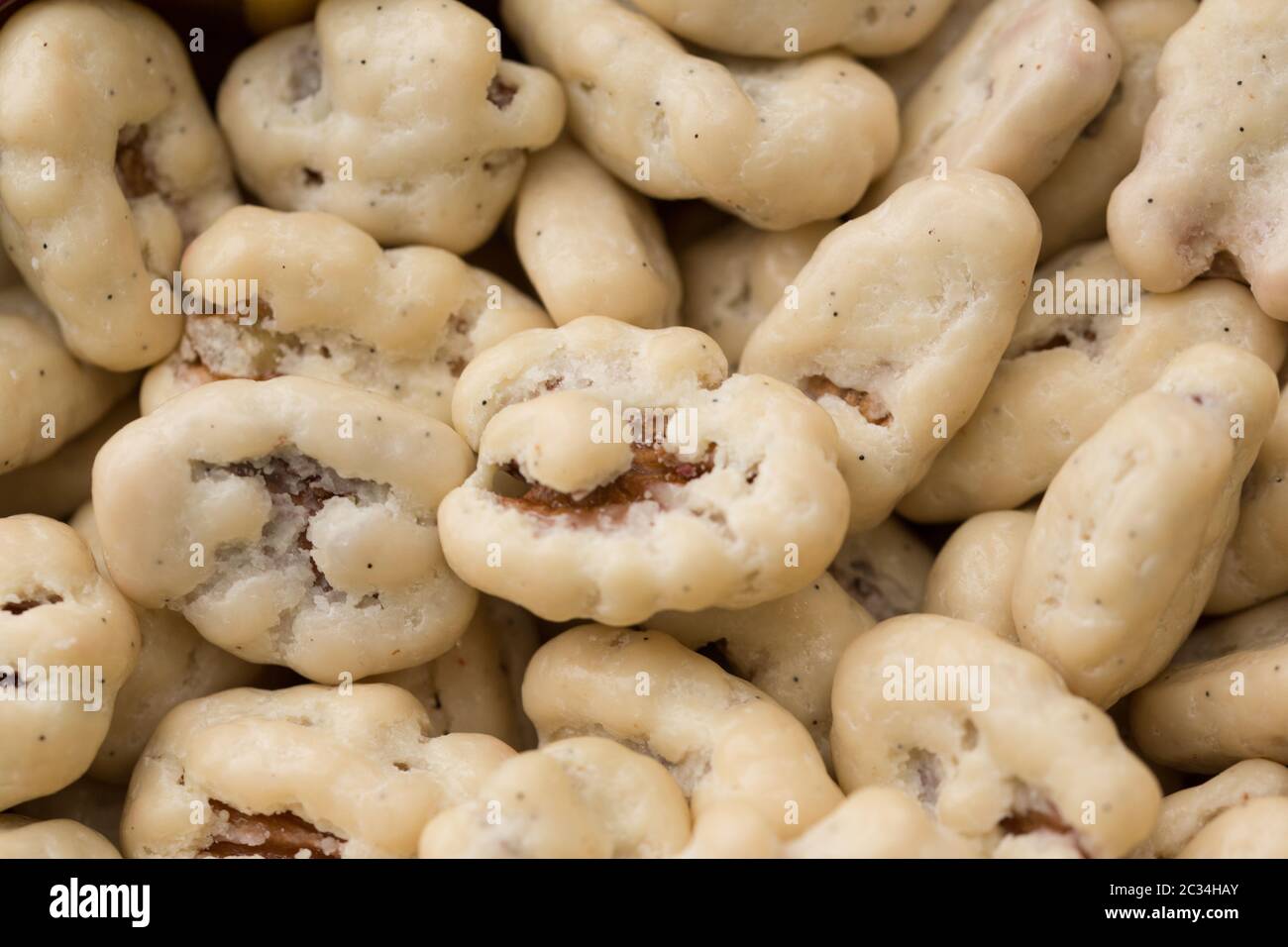 Ein Glas voll von hellen bunten Bonbons und Süßigkeiten Stockfoto